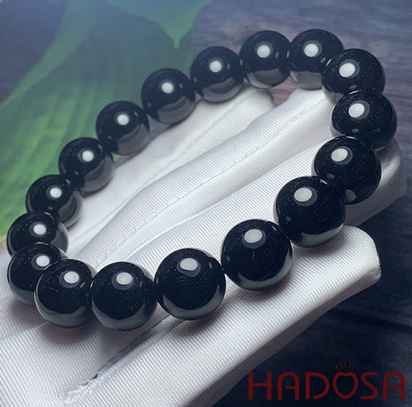 Vòng tay đá Thạch Anh Đen hợp với người mệnh Thủy và Mộc.