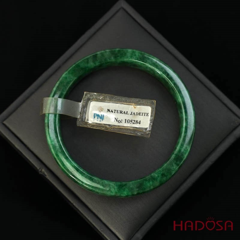 Vòng Ngọc Cẩm Thạch sơn thủy bản vuông 56mm đã được kiểm định tại PNJ.