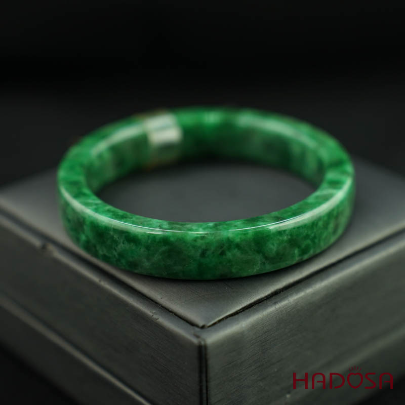 Vòng Ngọc Cẩm Thạch trắng lí bản vuông 56mm mang đến may mắn và sức khỏe cho người đeo.