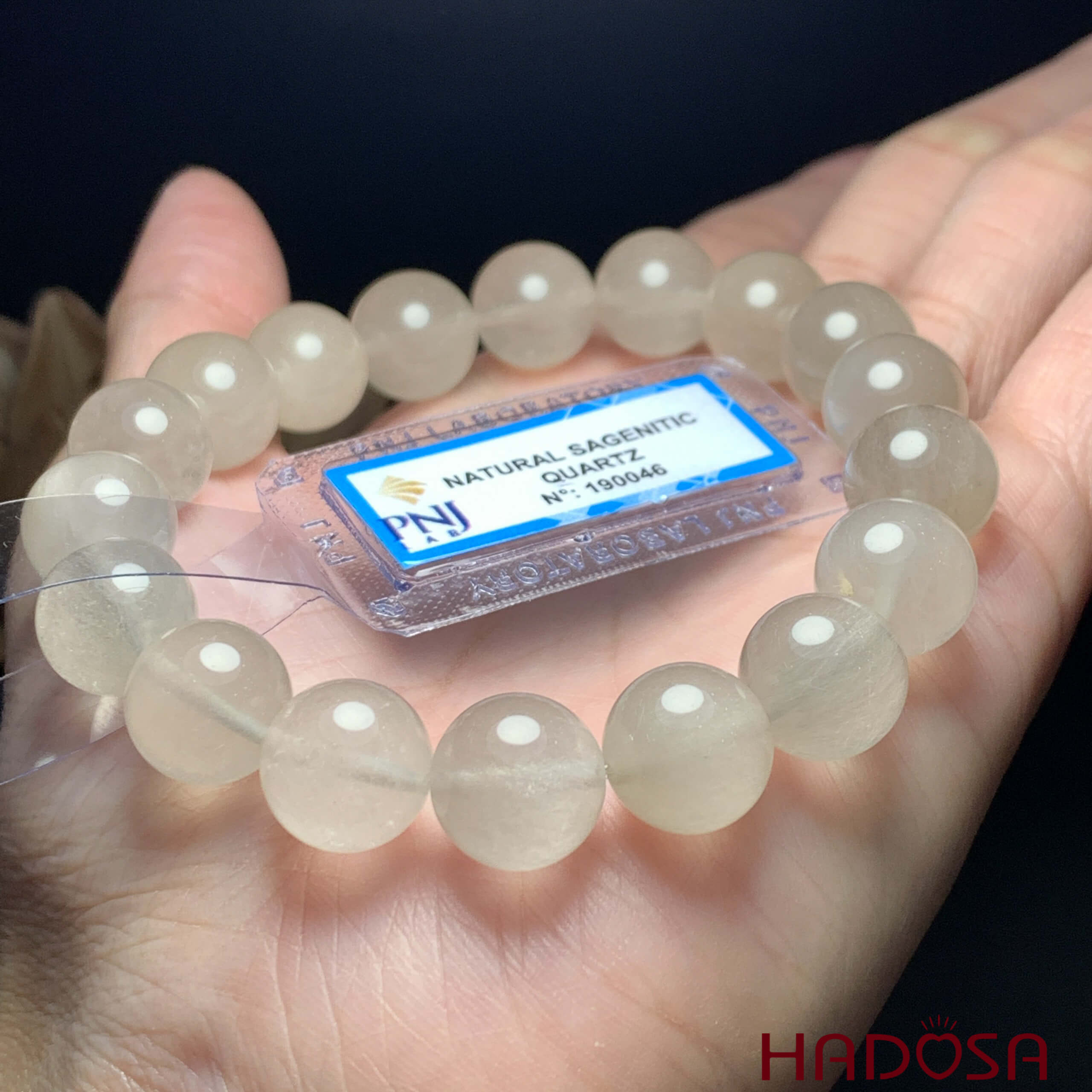 Vòng tay Thạch Anh Tóc Bạch Kim được nhiều người yêu thích.