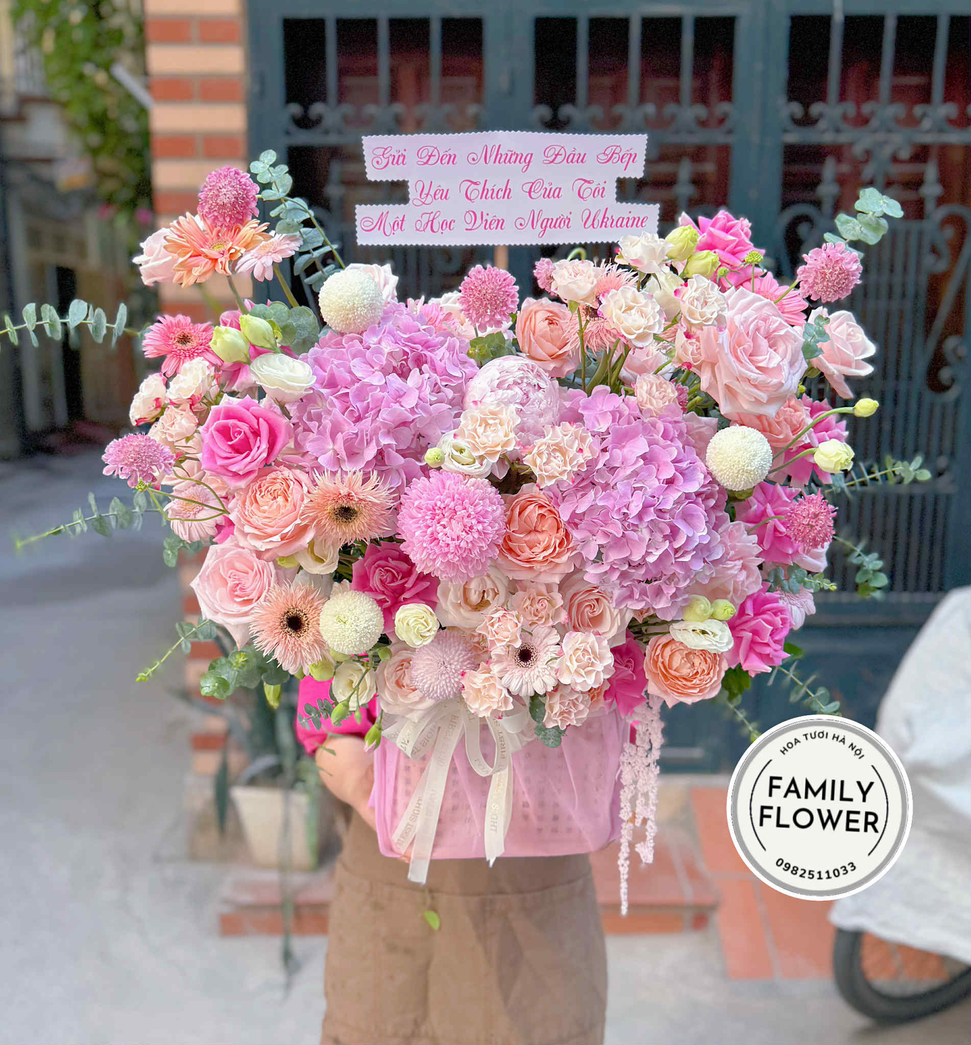 Lẵng hoa tươi tone hồng tặng chúc mừng Hà Nội