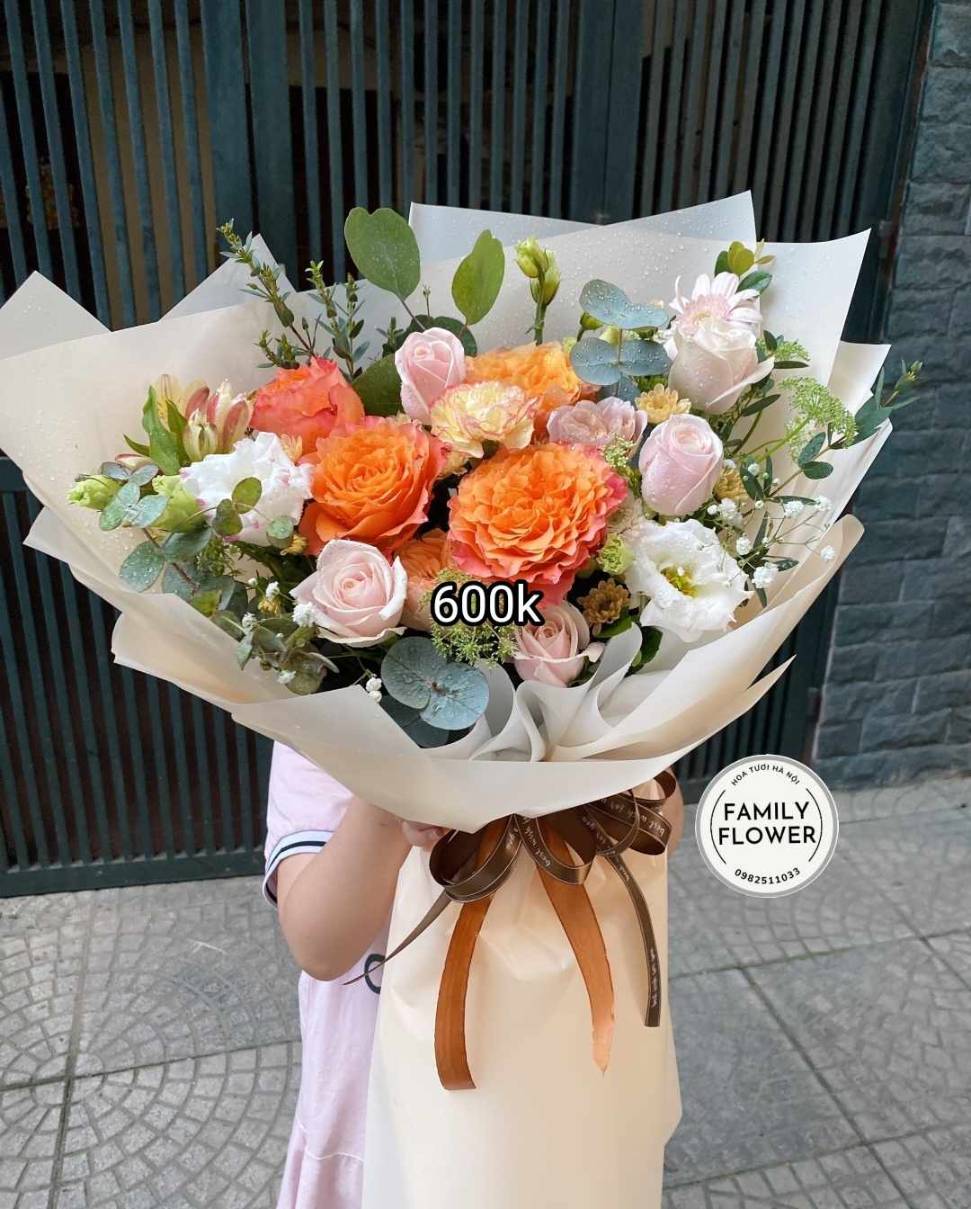 Những bó hoa tươi với nhiều tone màu sắc khác nhau để tặng nhân dịp 20/10 tại Hà Nội