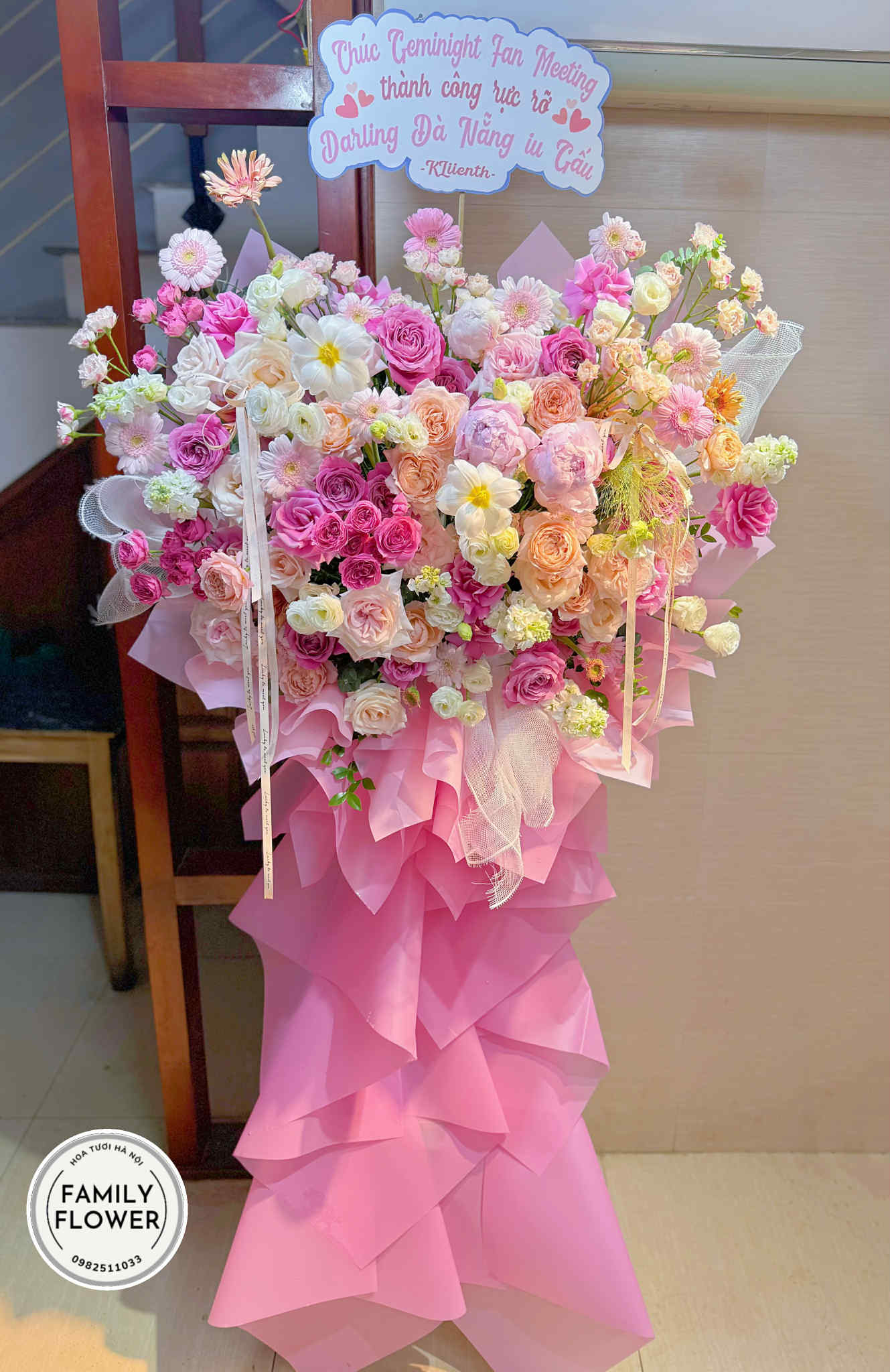 Kệ hoa tone hồng đẹp tặng chúc mừng Hà Nội