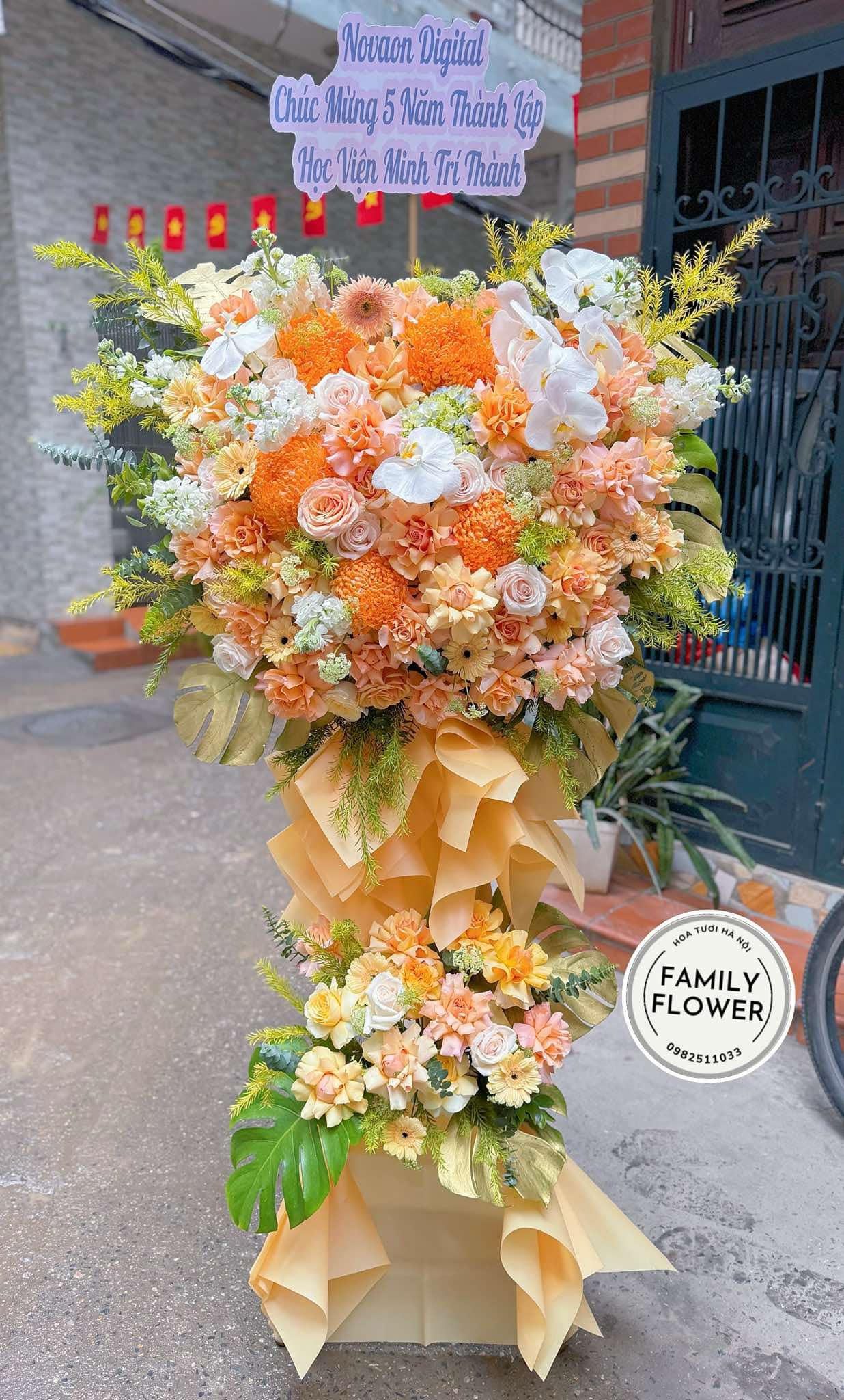 Kệ hoa đứng 2 tầng tone vàng rực rỡ tặng chúc mừng ngày thành lập công ty ! Điện hoa Hà Nội