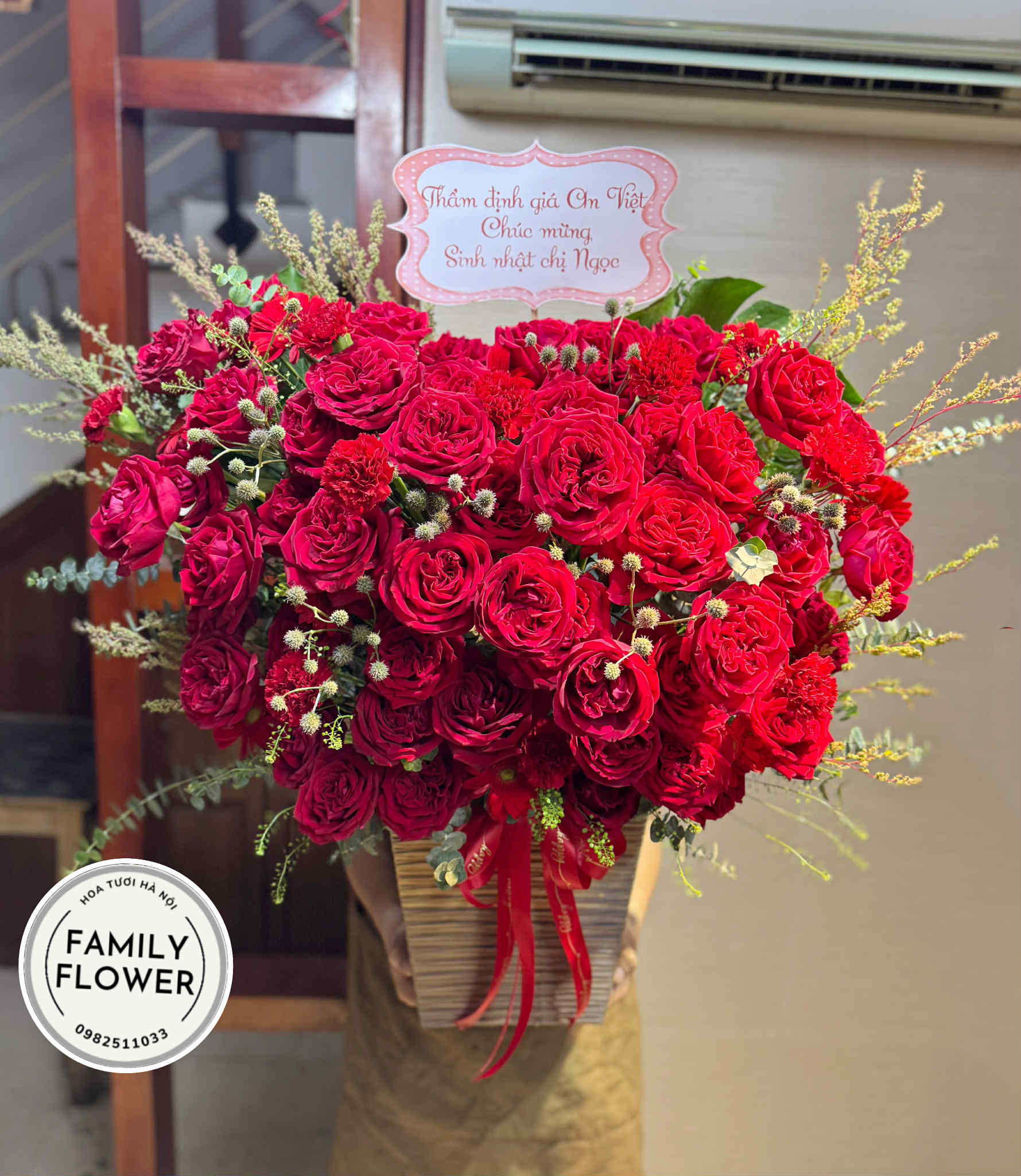 Lẵng hoa tone đỏ tặng chúc mừng Hà Nội