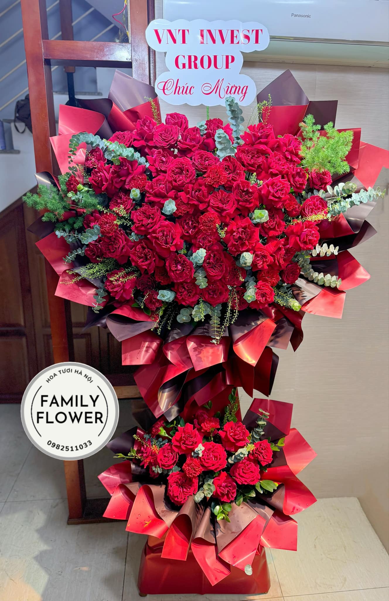 Kệ hoa tone đỏ tặng chúc mừng công ty hay các sự kiện quan trọng tại Hà Nội ! Mua hoa tươi online Hà Nội ! Hoa khai trương tại Hà Nội