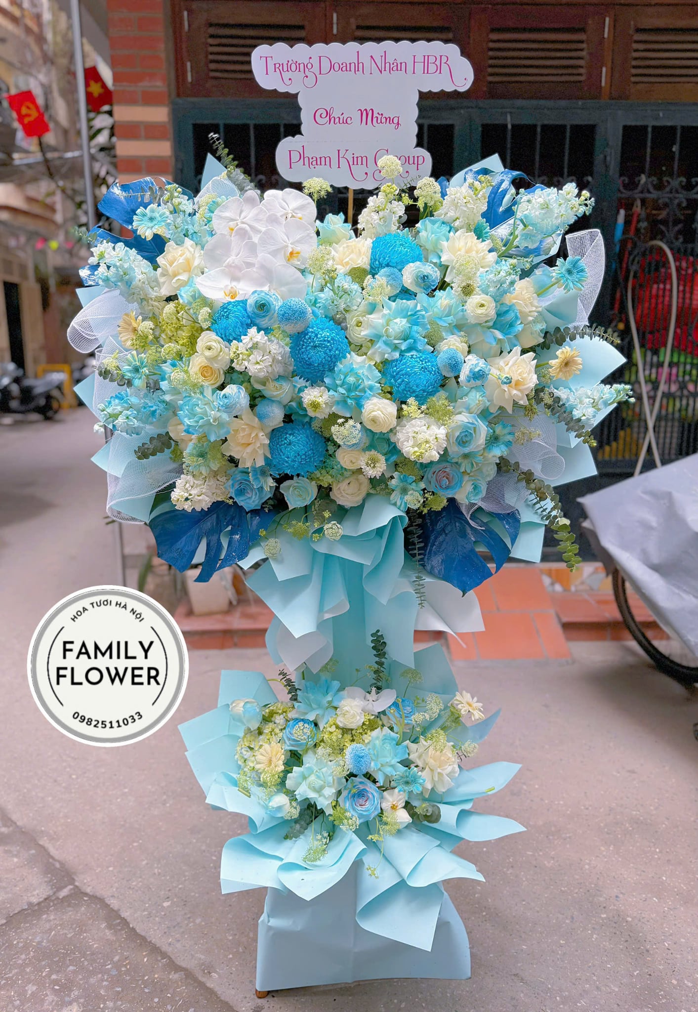 Kệ hoa xanh dương chúc mừng sự kiện ở Hà Nội ! Kệ hoa 2 tầng