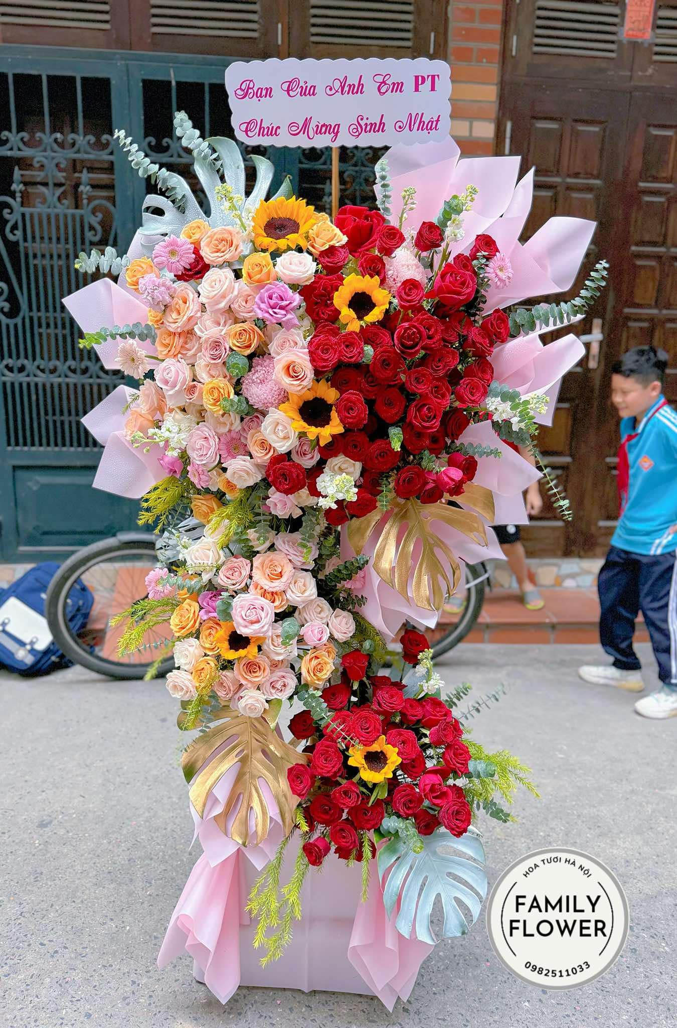 Kệ hoa tone hồng đỏ tặng chúc mừng sinh nhật tại Ba Đình hà Nội ! Mua hoa tươi online Hà Nội