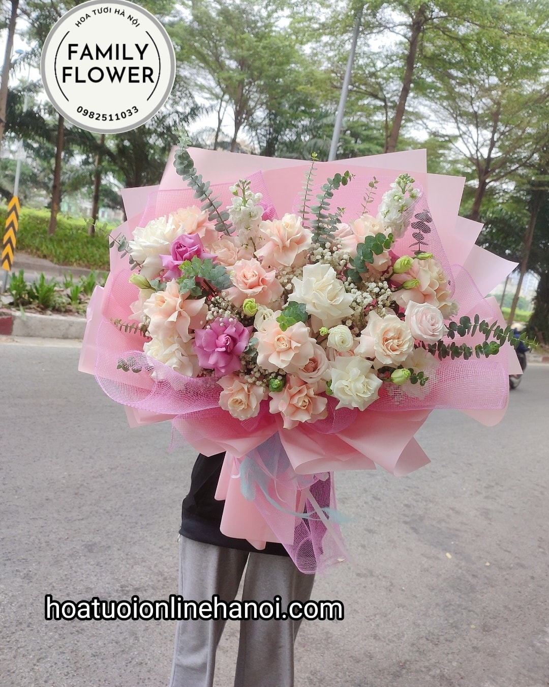 Bó hoa tone hồng ngọt ngào ,dịu dàng dành tặng tới những người phụ nữ quan trọng của cuộc đời bạn ! Nhân dịp sinh nhật , ngày lễ , kỷ niệm ...v.v