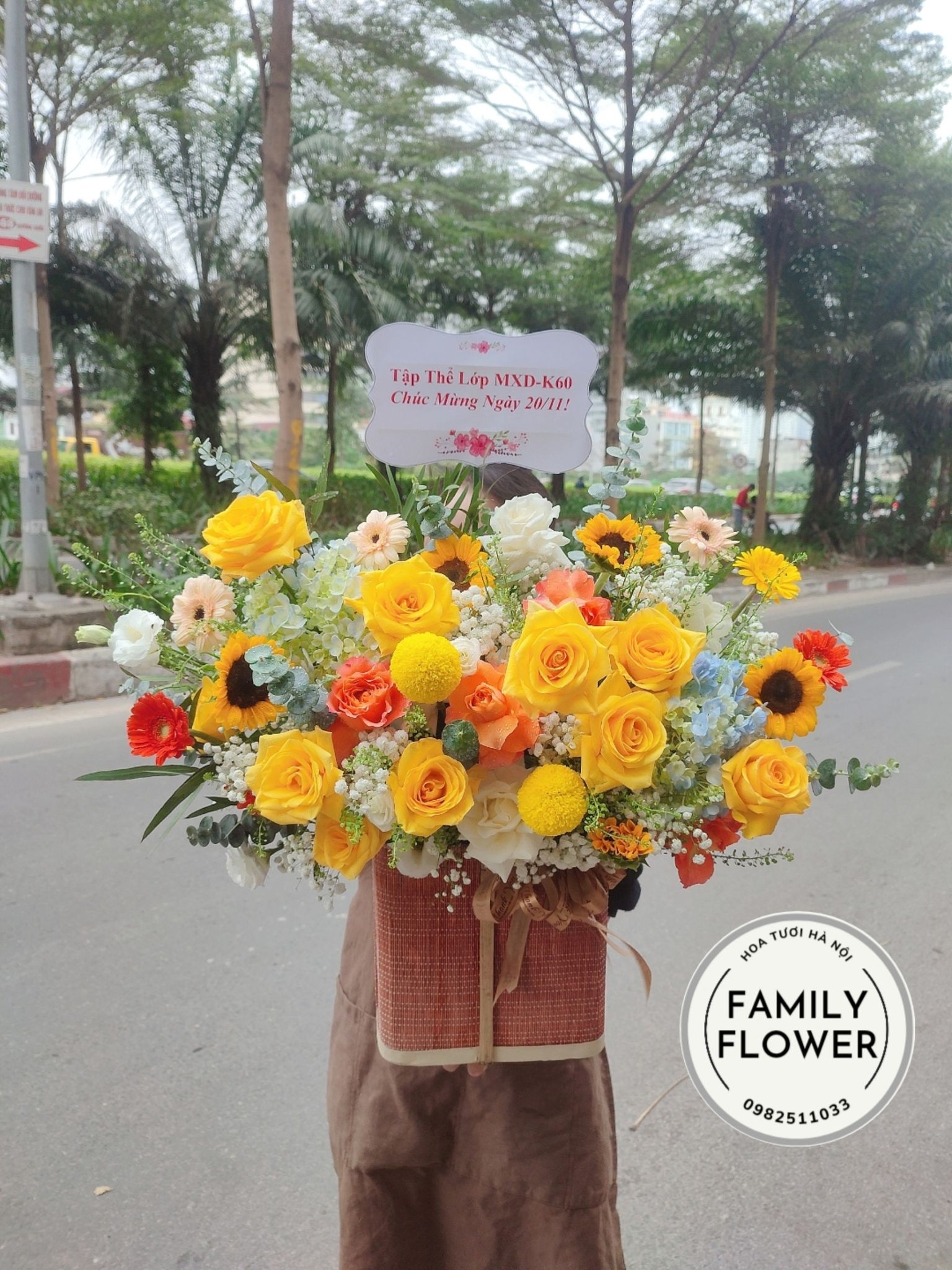 Lẵng hoa chúc mừng màu vàng cam ngọt ngào tại Hà Nội