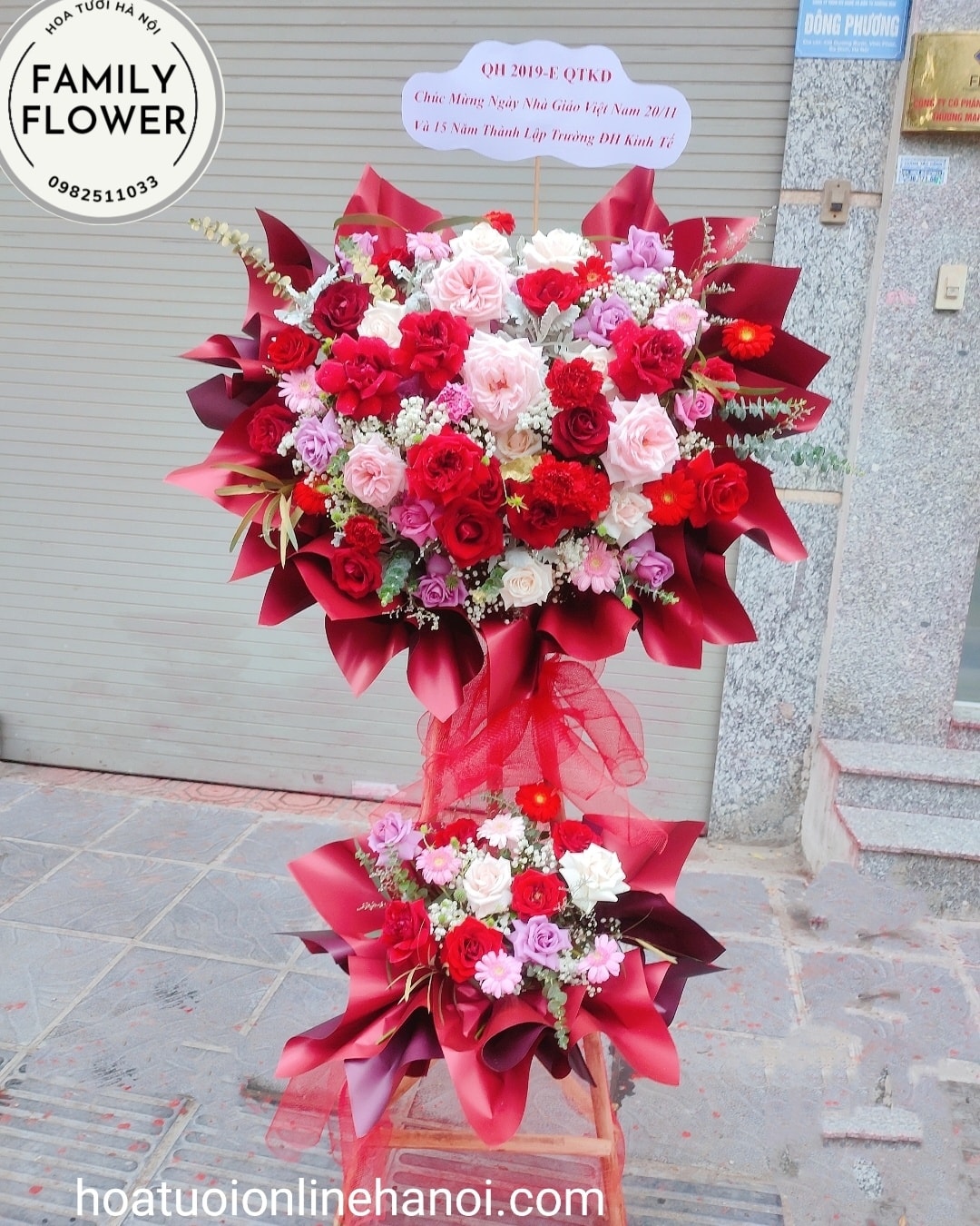 Cây hoa chúc mừng ngày Nhà Giáo Việt Nam tại quận Ba Đình, Đống Đa