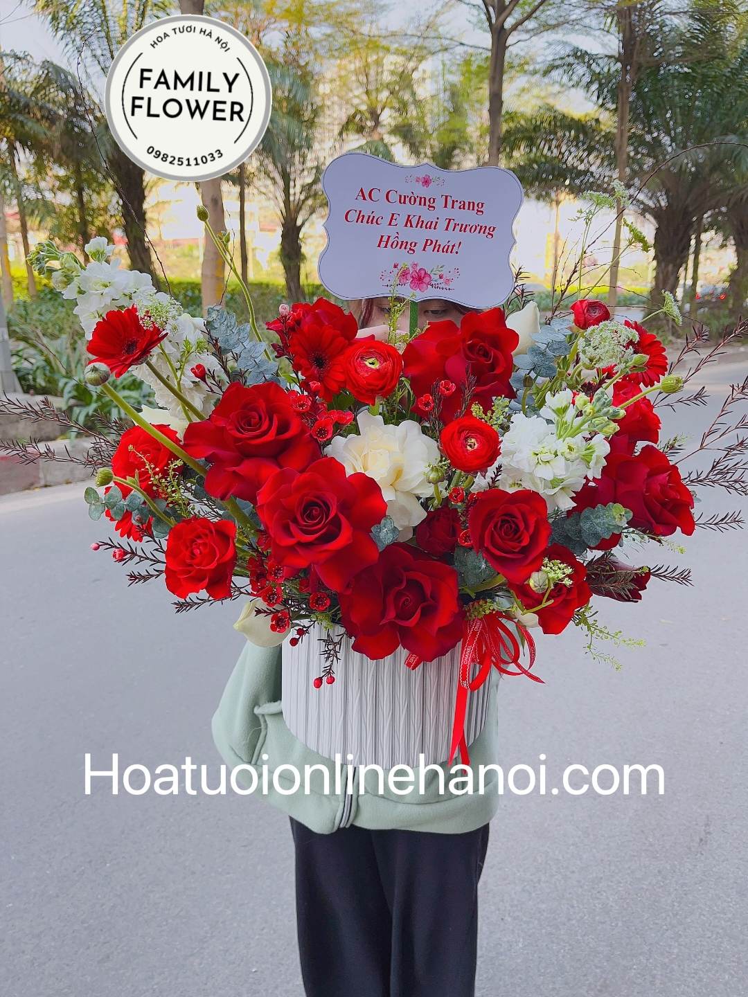 Lẵng hoa hồng tone đỏ tươi chúc mừng ngày 8/3 đẹp tại Hà Nội.