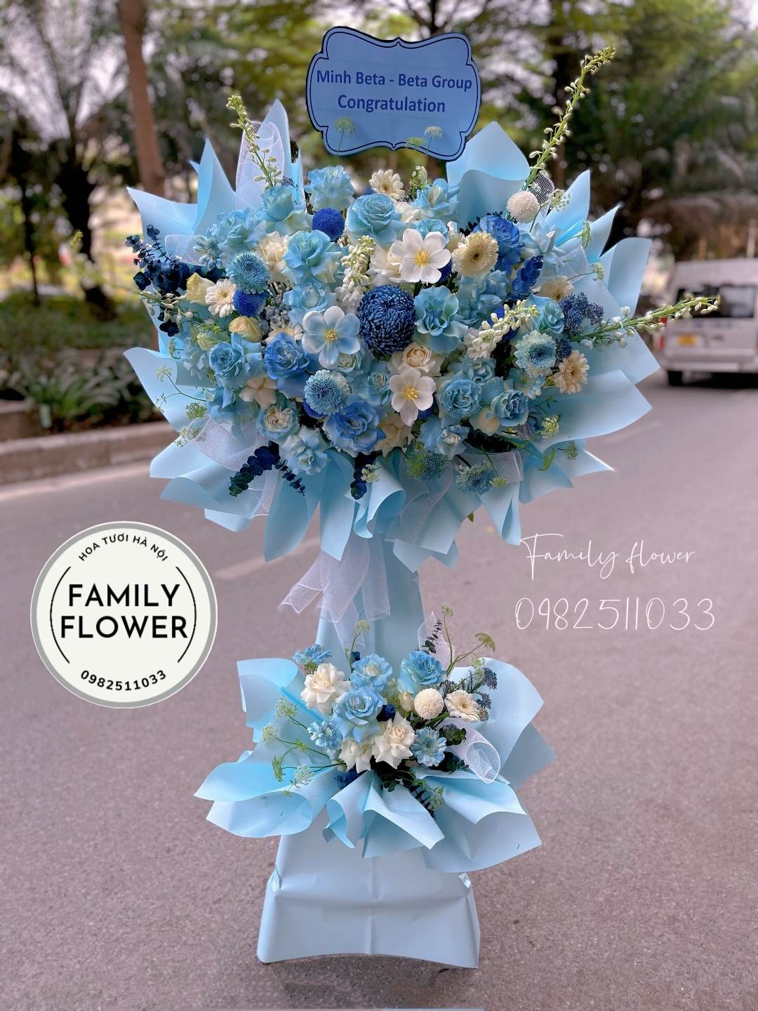 Kệ hoa tone xanh dương tặng đối tác quan trọng ở Hà Nội