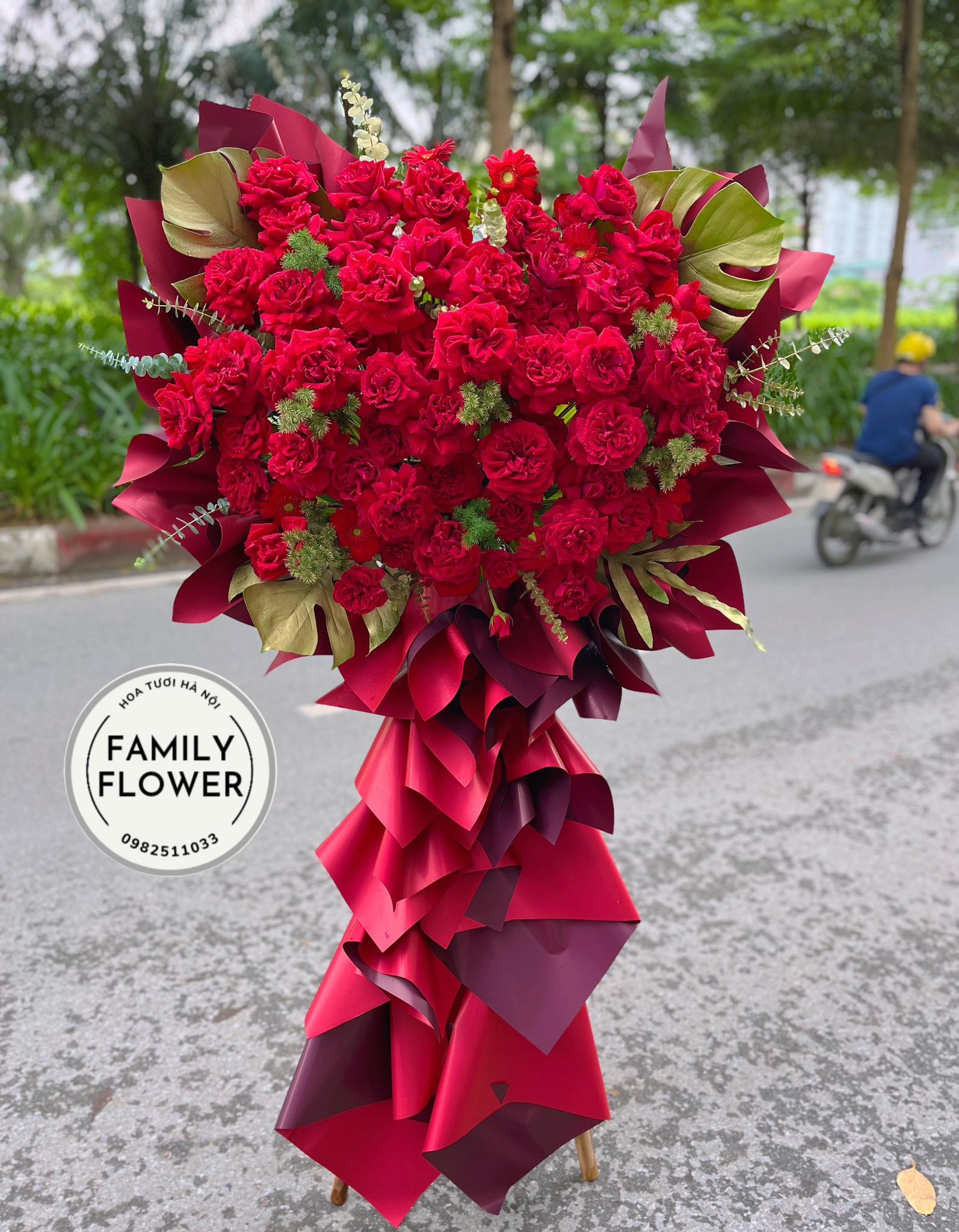 Kệ hoa hồng đỏ rực rỡ chúc mừng khai trương quận Ba Đình , Tây Hồ Hà Nội ! Hoa khai trương Hà Nội, hoa tươi Hà Nội