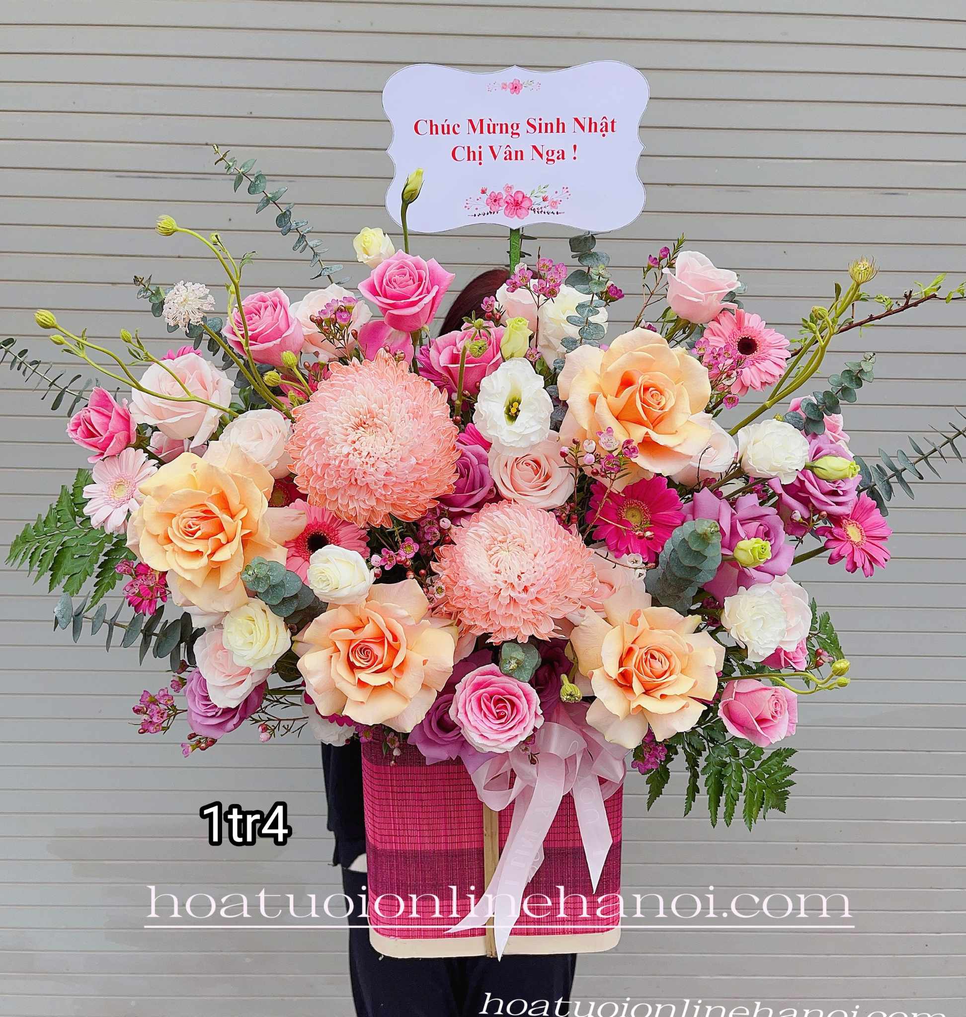 Các lẵng hoa tươi với nhiều tone màu khác nhau tặng 20/10 tại Hà Nội