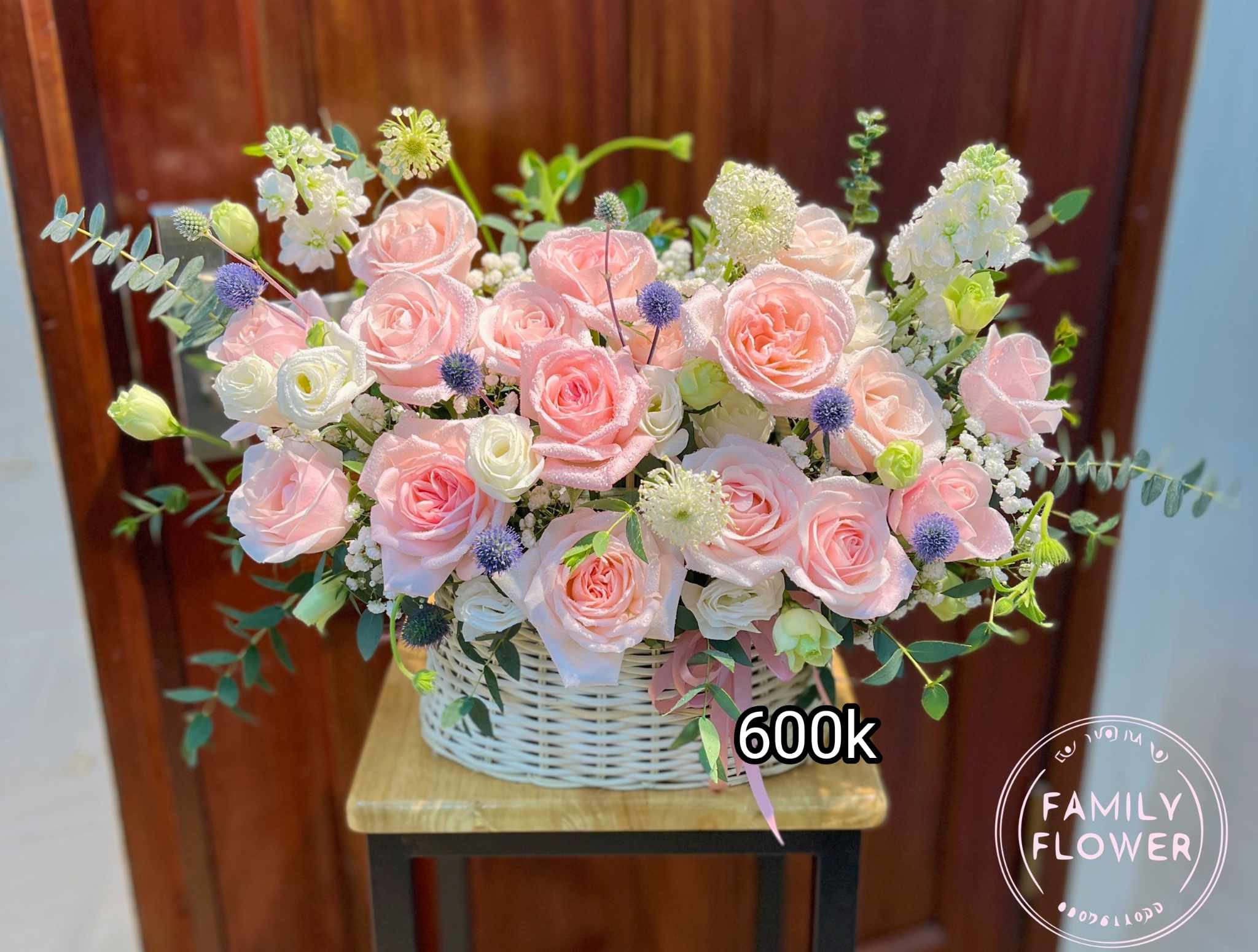 Các lẵng hoa tươi với nhiều tone màu khác nhau tặng 20/10 tại Hà Nội