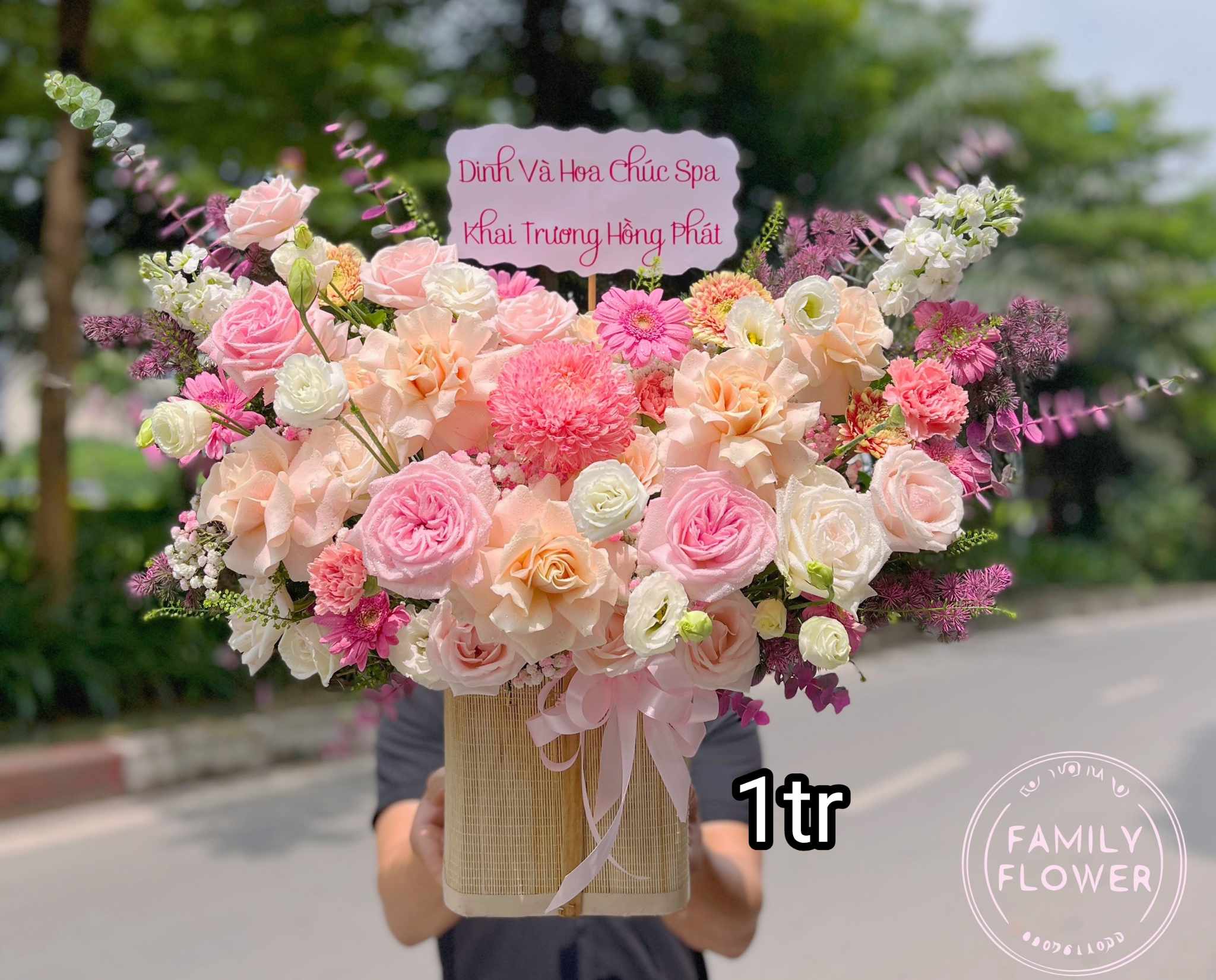 Các lẵng hoa tươi với nhiều tone màu khác nhau tặng 20/10 tại Hà Nội