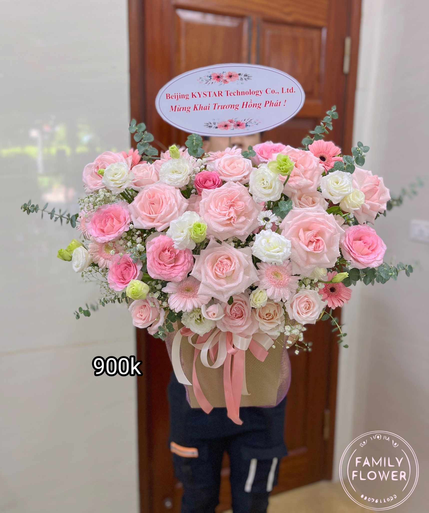 Các lẵng hoa tươi với nhiều tone màu khác nhau tặng 20/10 tại Hà Nội