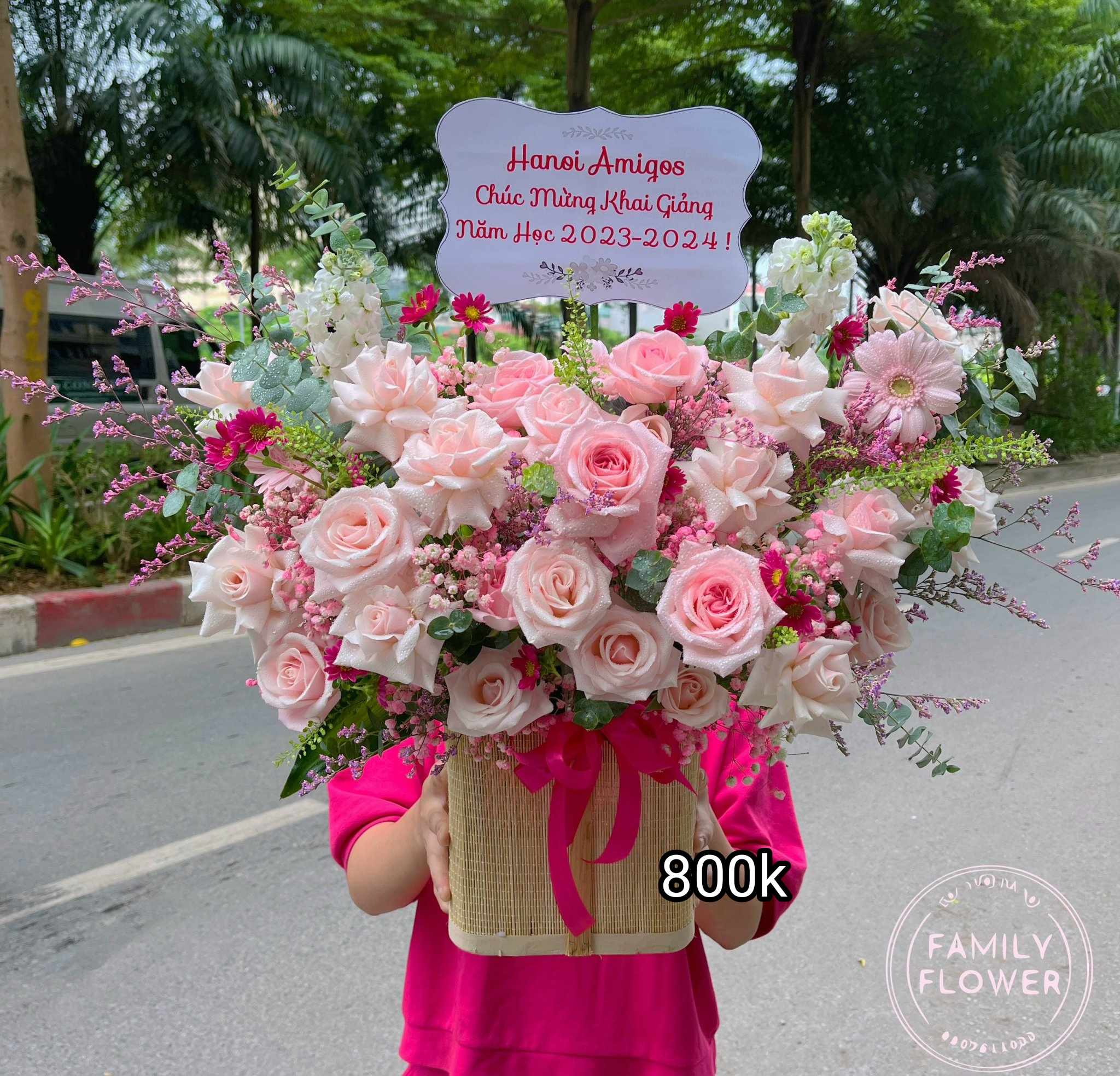 Các lẵng hoa tươi với nhiều tone màu khác nhau tặng 20/10 tại Hà Nội