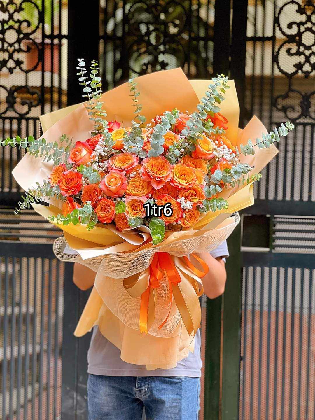 Những bó hoa tươi với nhiều tone màu sắc khác nhau để tặng nhân dịp 20/10 tại Hà Nội