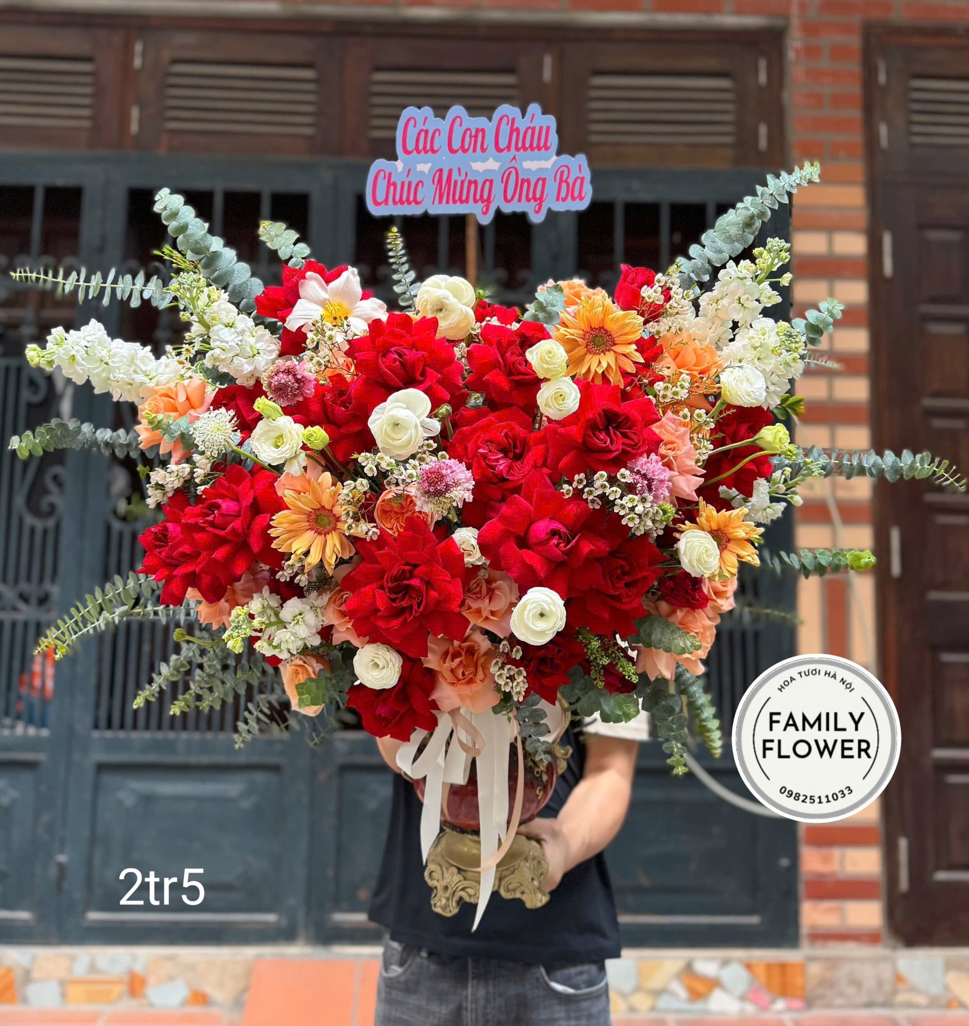 Gợi ý những mẫu bình hoa sang trọng tặng chúc mừng sếp, mẹ, vợ,... nhân ngày 8/3 tại Hà Nội ! Bình hoa tươi Hà Nội ! Hoa tươi tại nhà Family Flower