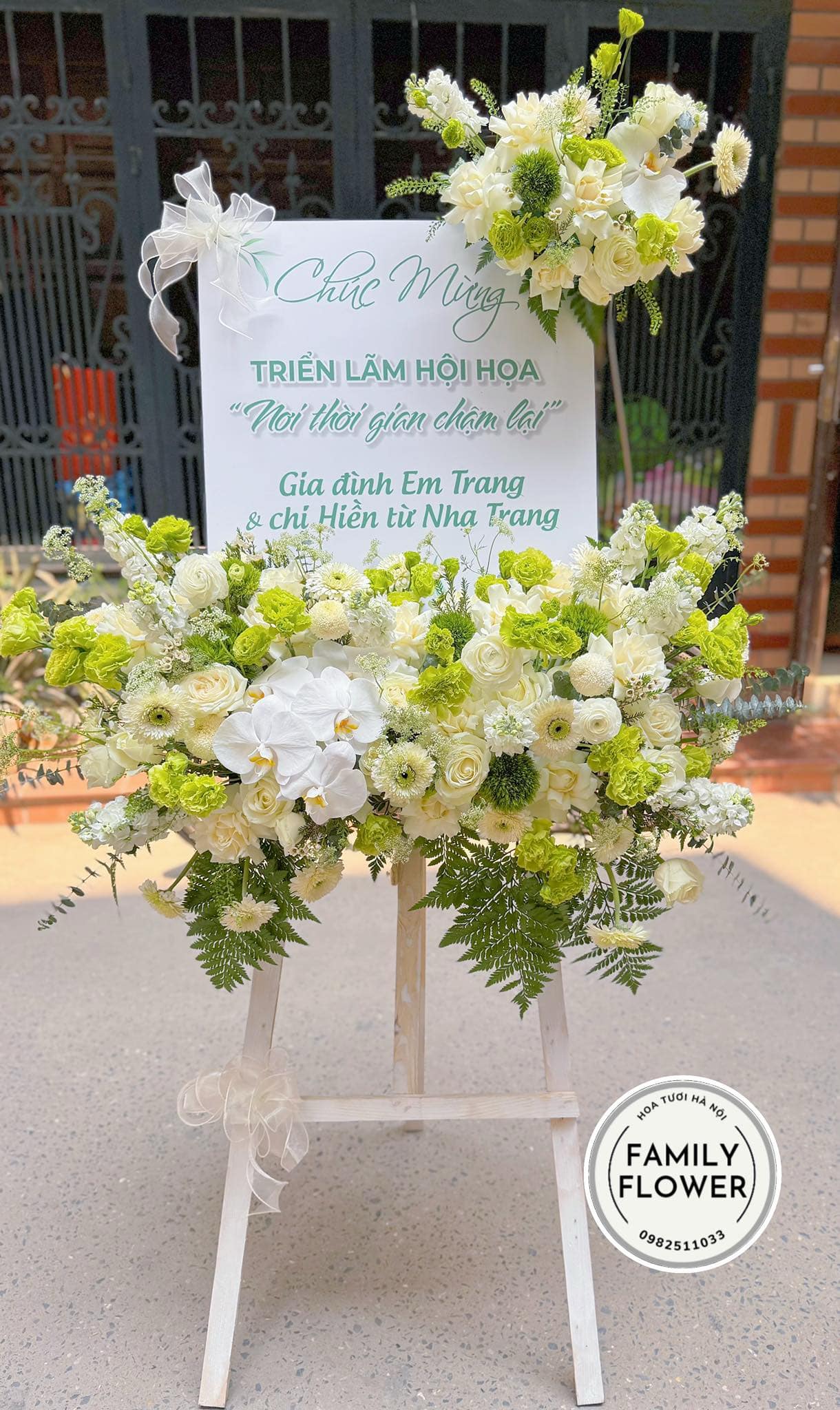 Kệ hoa khung tranh tone xanh lá chúc mừng triển lãm ! Hoa khung tranh Hà Nội