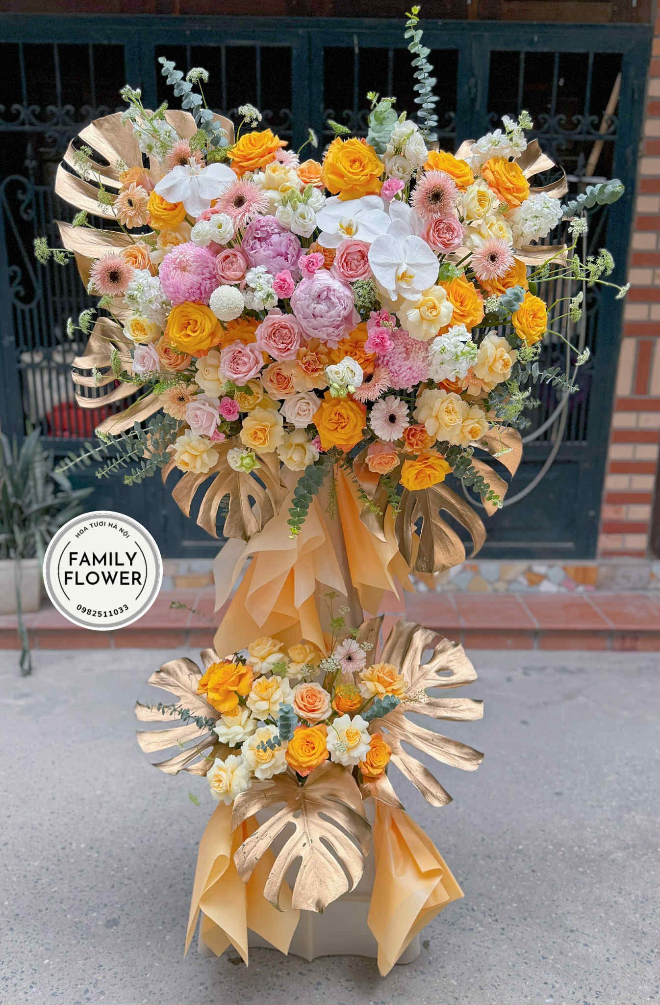 Kệ hoa tươi tone vàng tặng chúc mừng Hà Nội