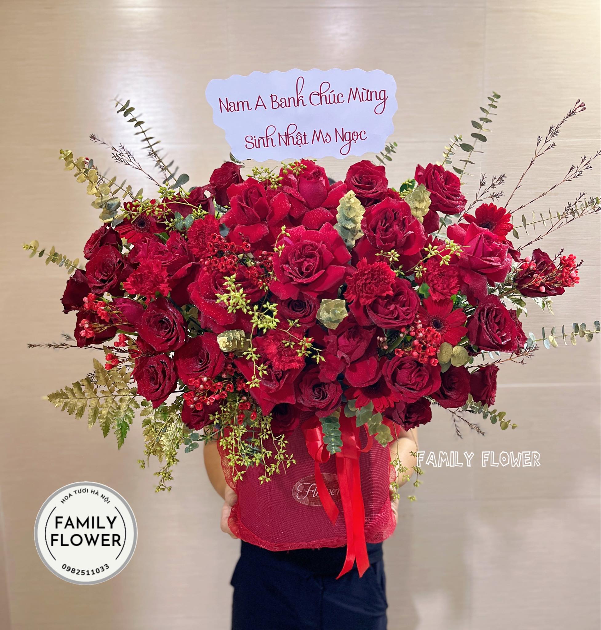 Lẵng hoa hồng đỏ chúc mừng ngày quốc tế phụ nữ mùng 8tháng 3 ở Hà Nội ! mua hoa tươi Hà Nội