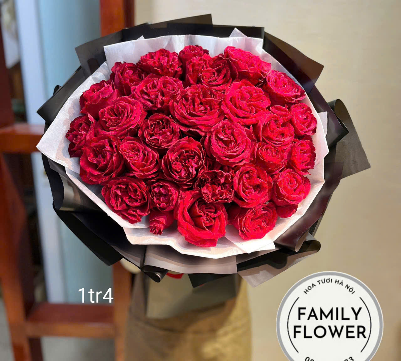 Các mẫu hoa hồng đỏ tặng người yêu, vợ, mẹ,...nhân dịp 8/3 ở Hà Nội ! Bó hồng đỏ tặng chúc mừng ! Mua hoa online tại Hà Nội của nhà Family Flower