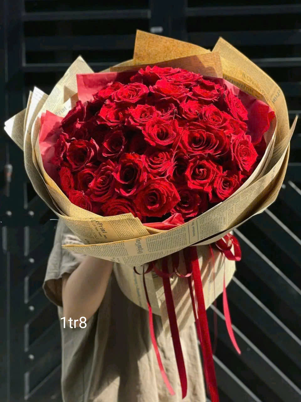 Các mẫu hoa hồng đỏ tặng người yêu, vợ, mẹ,...nhân dịp 8/3 ở Hà Nội ! Bó hồng đỏ tặng chúc mừng ! Mua hoa online tại Hà Nội của nhà Family Flower