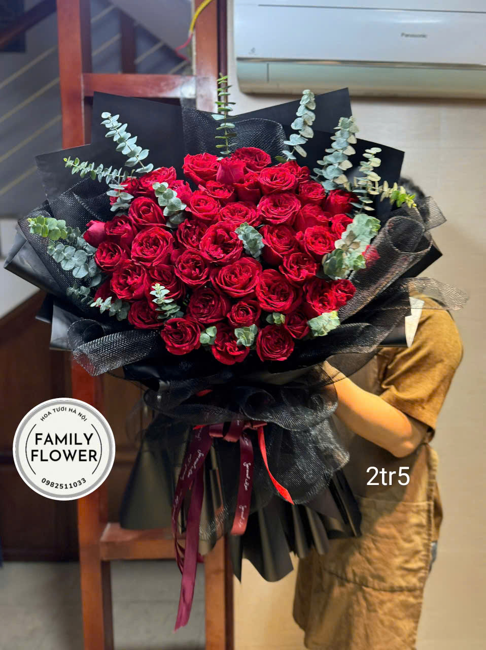 Các mẫu hoa hồng đỏ tặng người yêu, vợ, mẹ,...nhân dịp 8/3 ở Hà Nội ! Bó hồng đỏ tặng chúc mừng ! Mua hoa online tại Hà Nội của nhà Family Flower