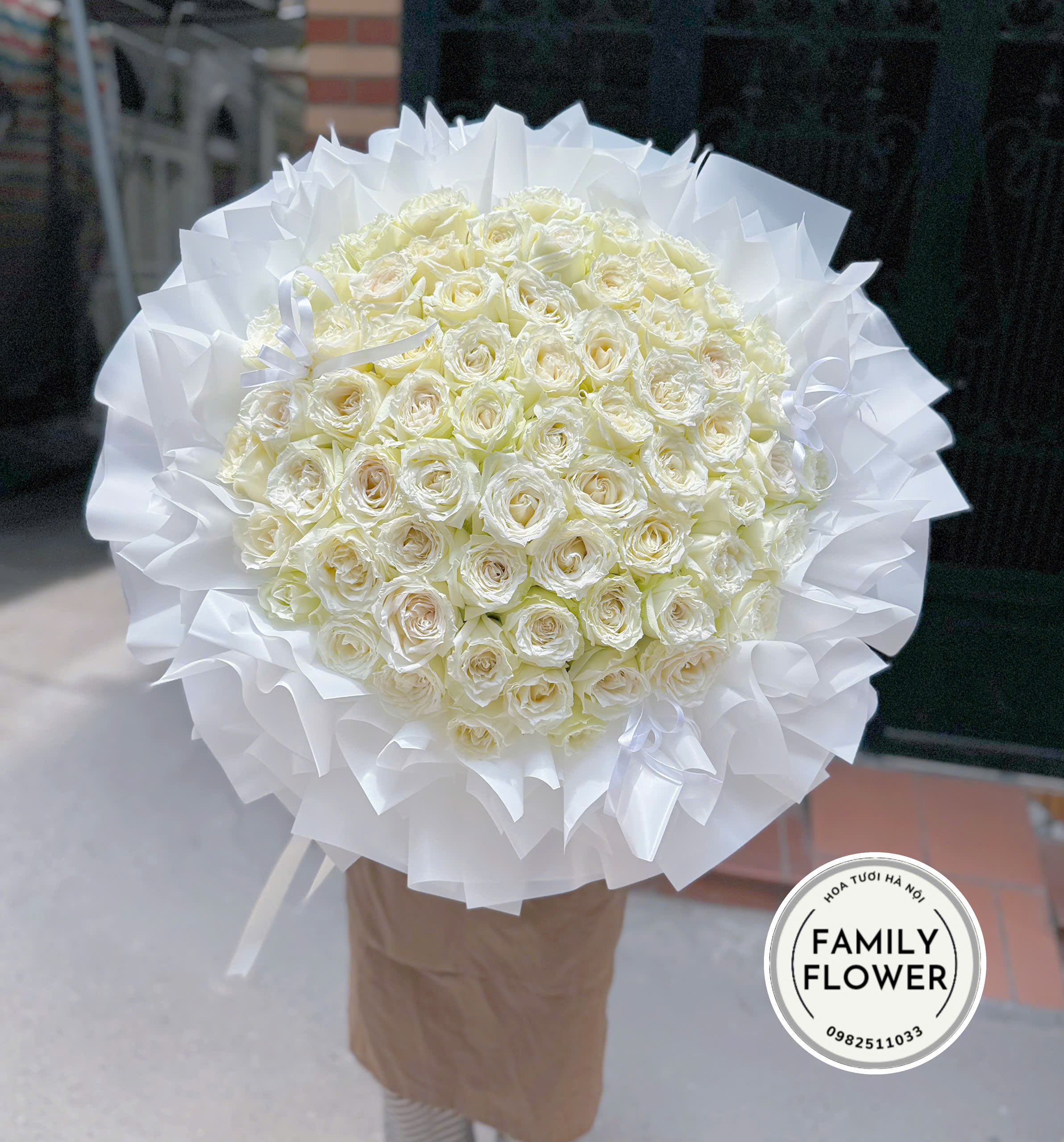 Bó hồng trắng tặng chúc mừng tại Hà Nội