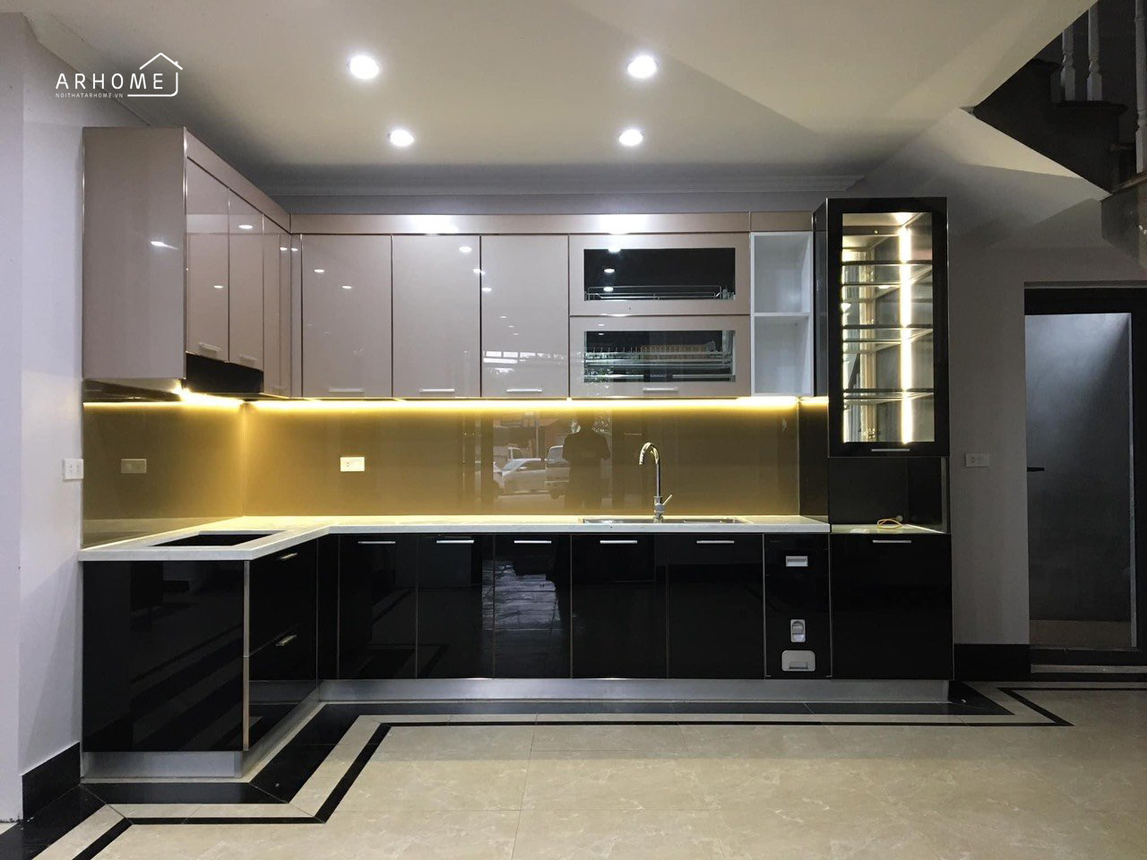 Mẫu tủ bếp cánh kính đẹp có hộc tủ thông minh