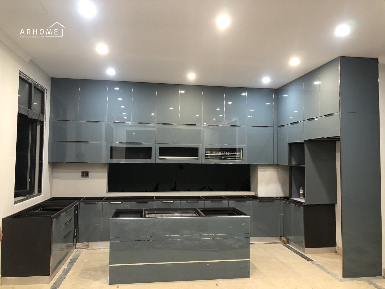 Mẫu tủ bếp inox kết hợp với bàn đảo bếp tiện lợi