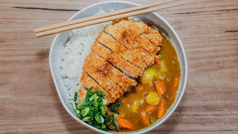 Cơm cà ri kèm thịt chiên xù