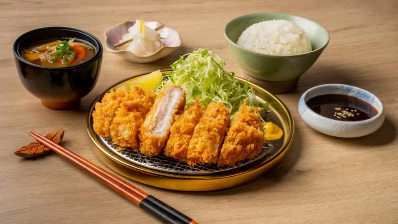 Tonkatsu là món thịt heo chiên xù