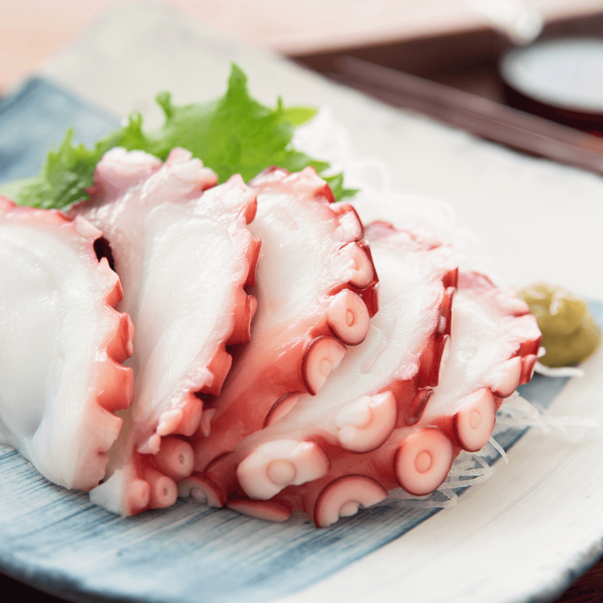 Sashimi bạch tuộc Nhật ăn kèm mù tạt, tía tô và củ cải bào 