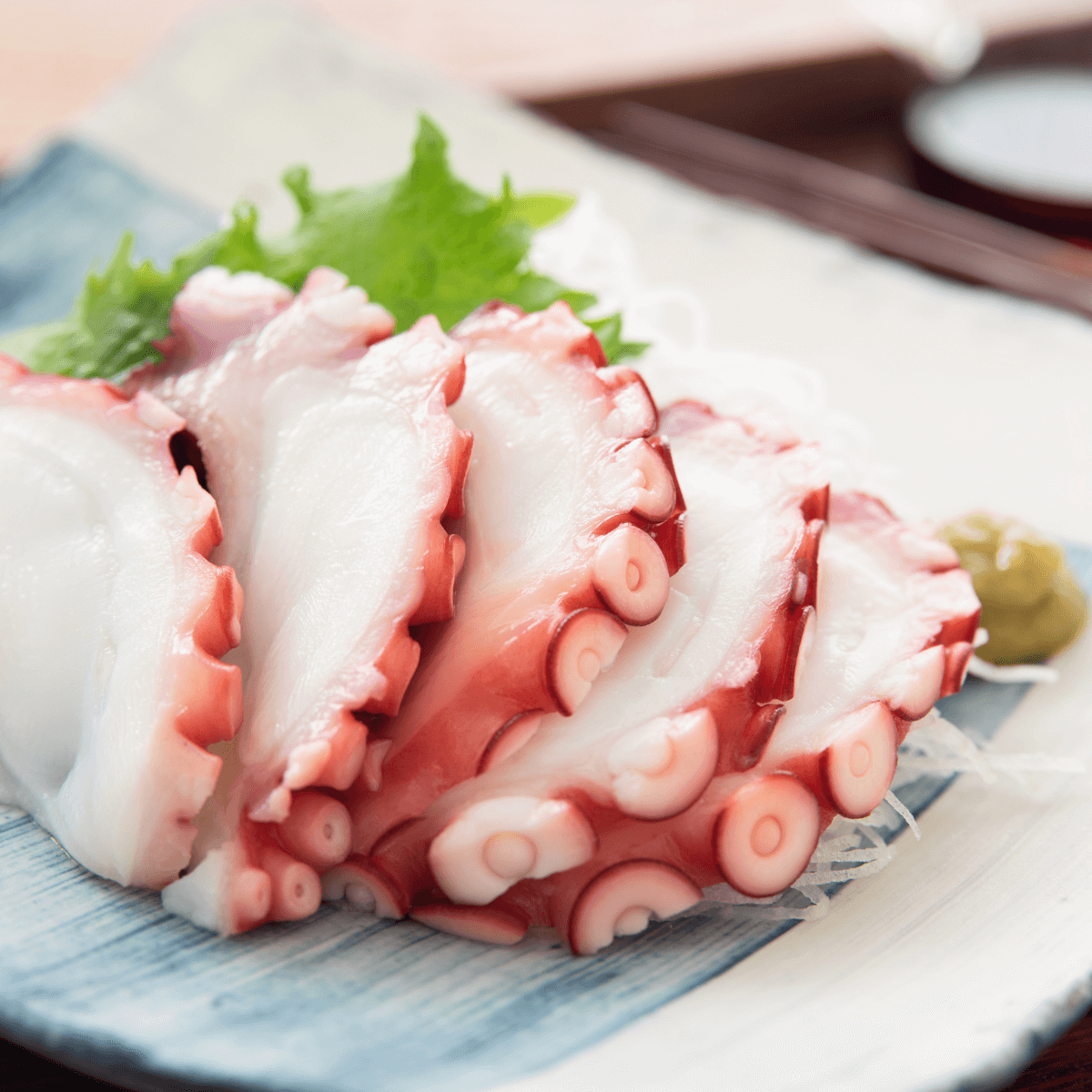 Sashimi bạch tuộc Nhật ăn kèm mù tạt, tía tô và củ cải bào
