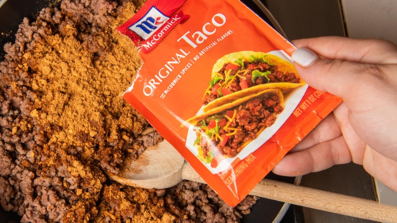 Kết hợp với thịt xào, tạo ra nhân taco hấp dẫn