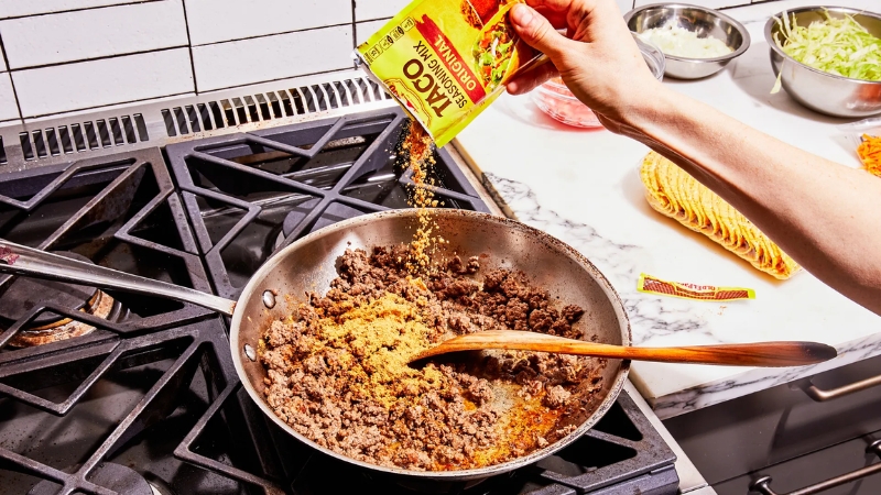 Kết hợp với thịt xào, tạo ra nhân taco hấp dẫn