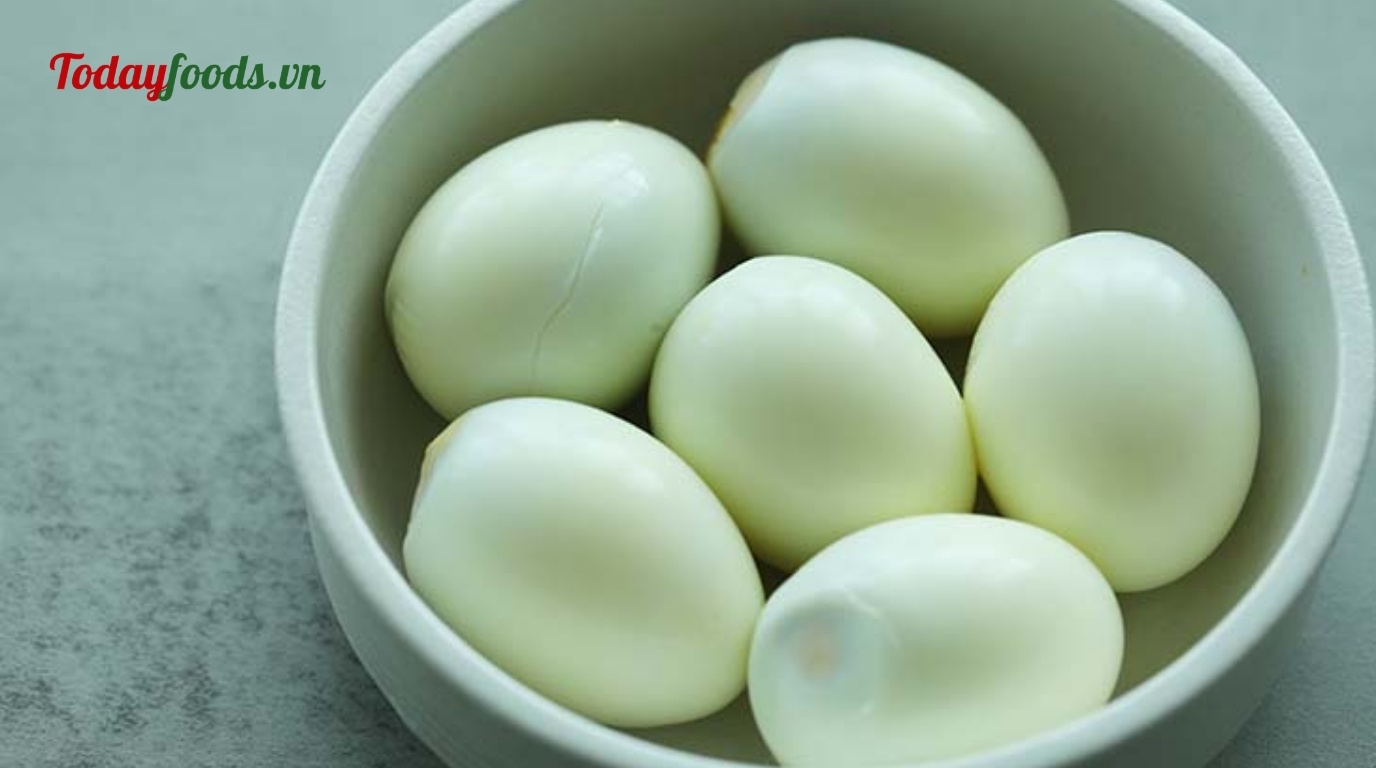 Bước 1: Luộc trứng lòng đào