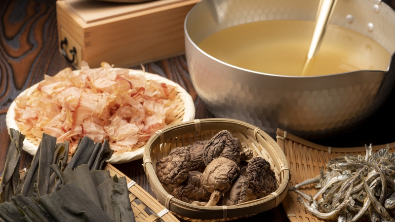 Nước dùng Dashi được làm từ cá bào và tảo bẹ, cá cơm, nấm