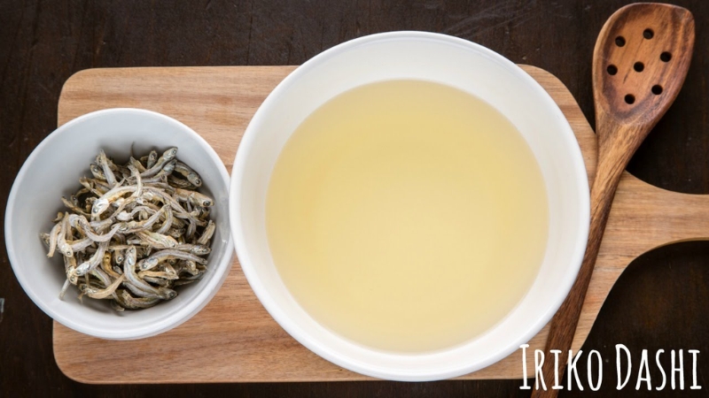 Iriko Dashi (hay Niboshi Dashi) được làm từ cá cơm khô ninh với nước