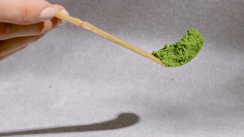 Chiếc muỗng tre truyền thống dùng để lấy bột matcha