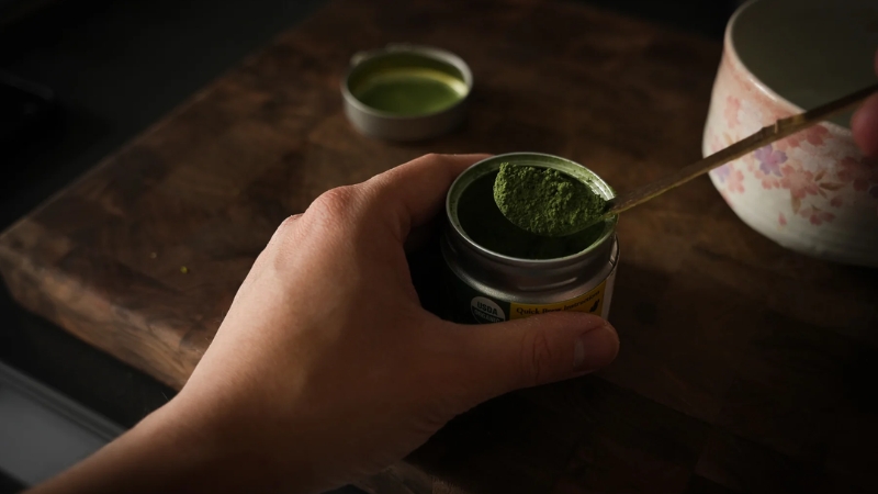 Chiếc thìa dùng để múc matcha từ bình đựng trà.