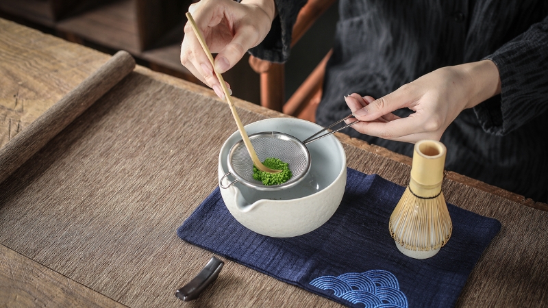 Dùng muỗng múc một muỗng rưỡi bột matcha, khoảng 2 gam ray vào bát trà.