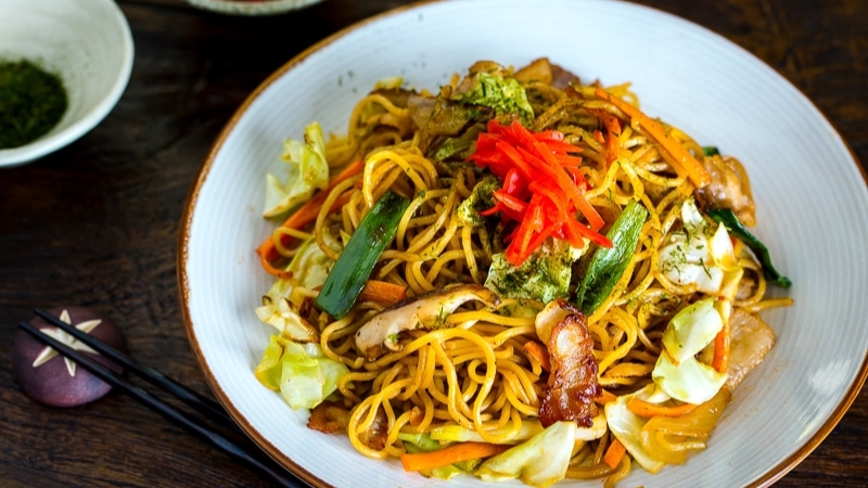 Mì xào yakisoba thường ăn kèm gừng đỏ