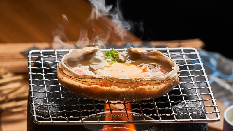 Cho Kani Miso vào mai cua, thêm chút rượu sake rồi nướng lên.