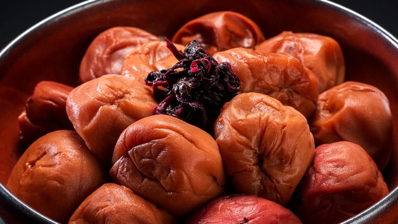 Mơ muối Nhật có màu đỏ hồng đặc trưng nhờ được ngâm cùng lá tía tô