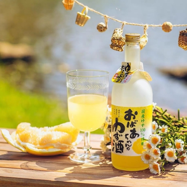 Thiết kế chai rượu Yuzu Obaachan 7% đẹp mắt với tông màu vàng nhạt tinh tế